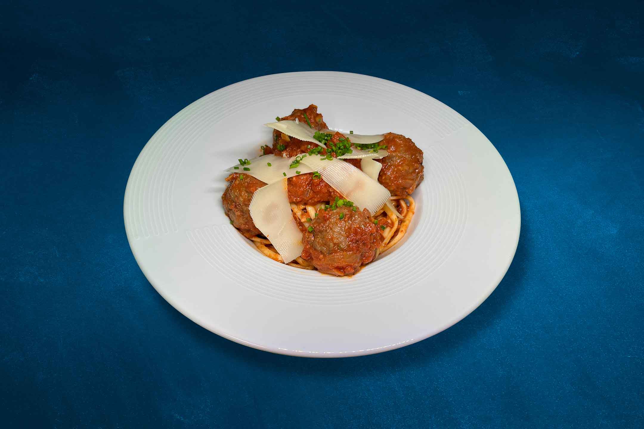 Linguine aux boulettes de veau "tigre" bio de Jacques Abbatucci en sauce tomate et copeaux de tome Corse