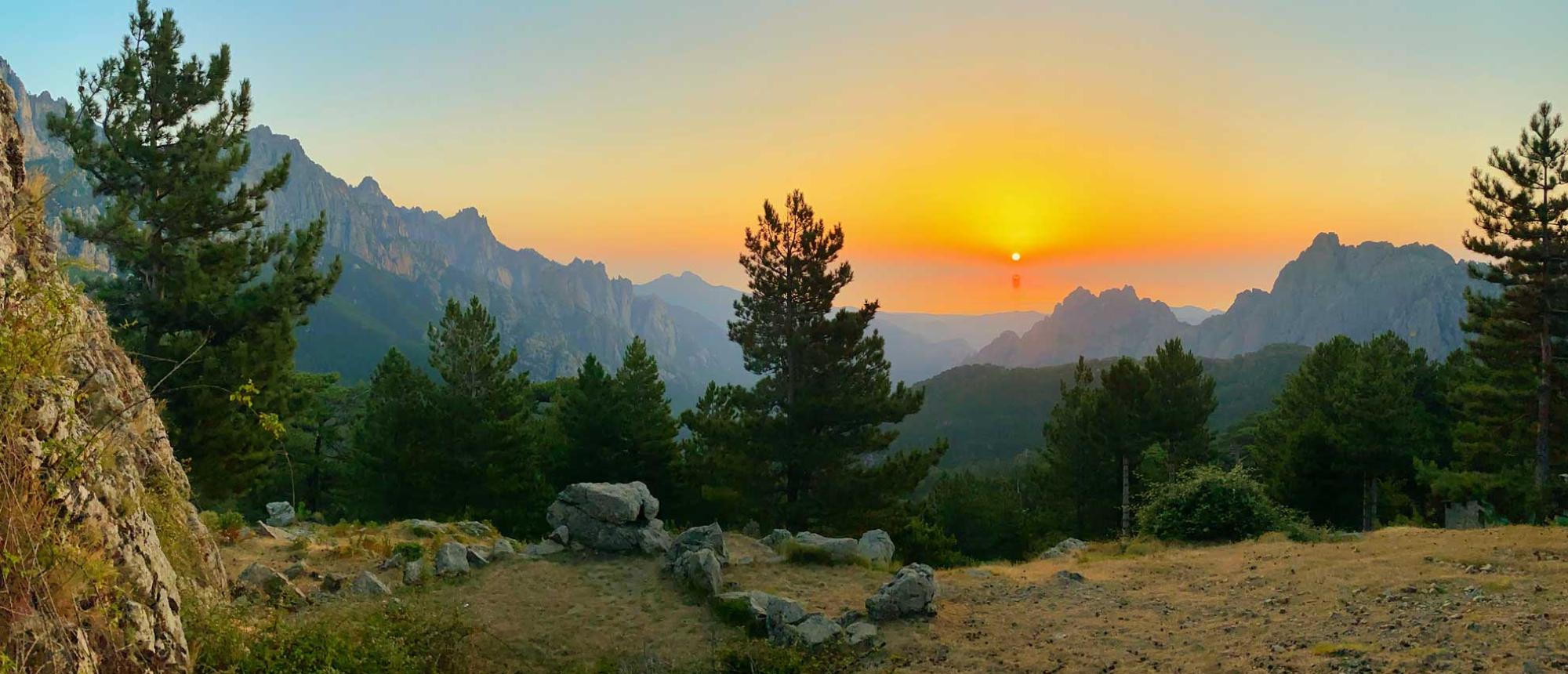 Lever du soleil à Bavella en hiver