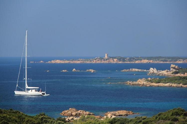 Randonnee-Corse-Iles-Bruzzi-avec-la-tour-Olmeto