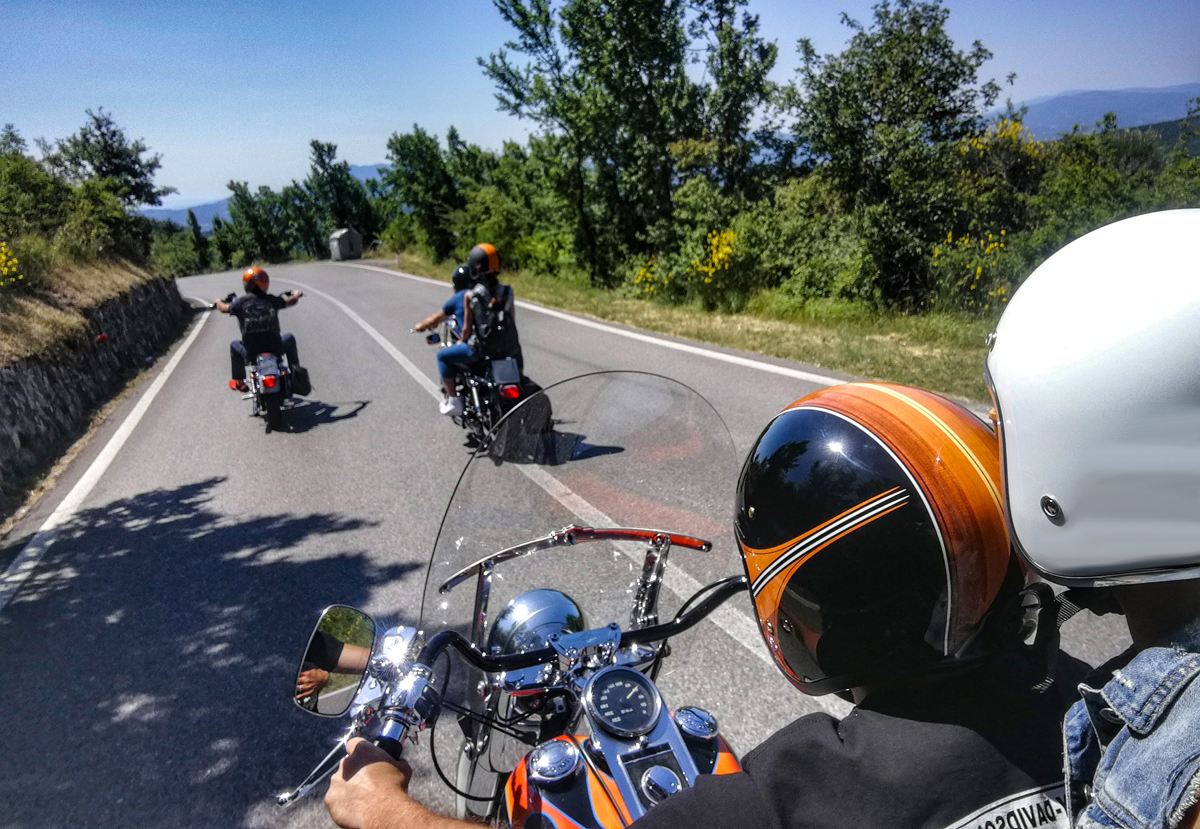 Découvrir la Corse avec une custom