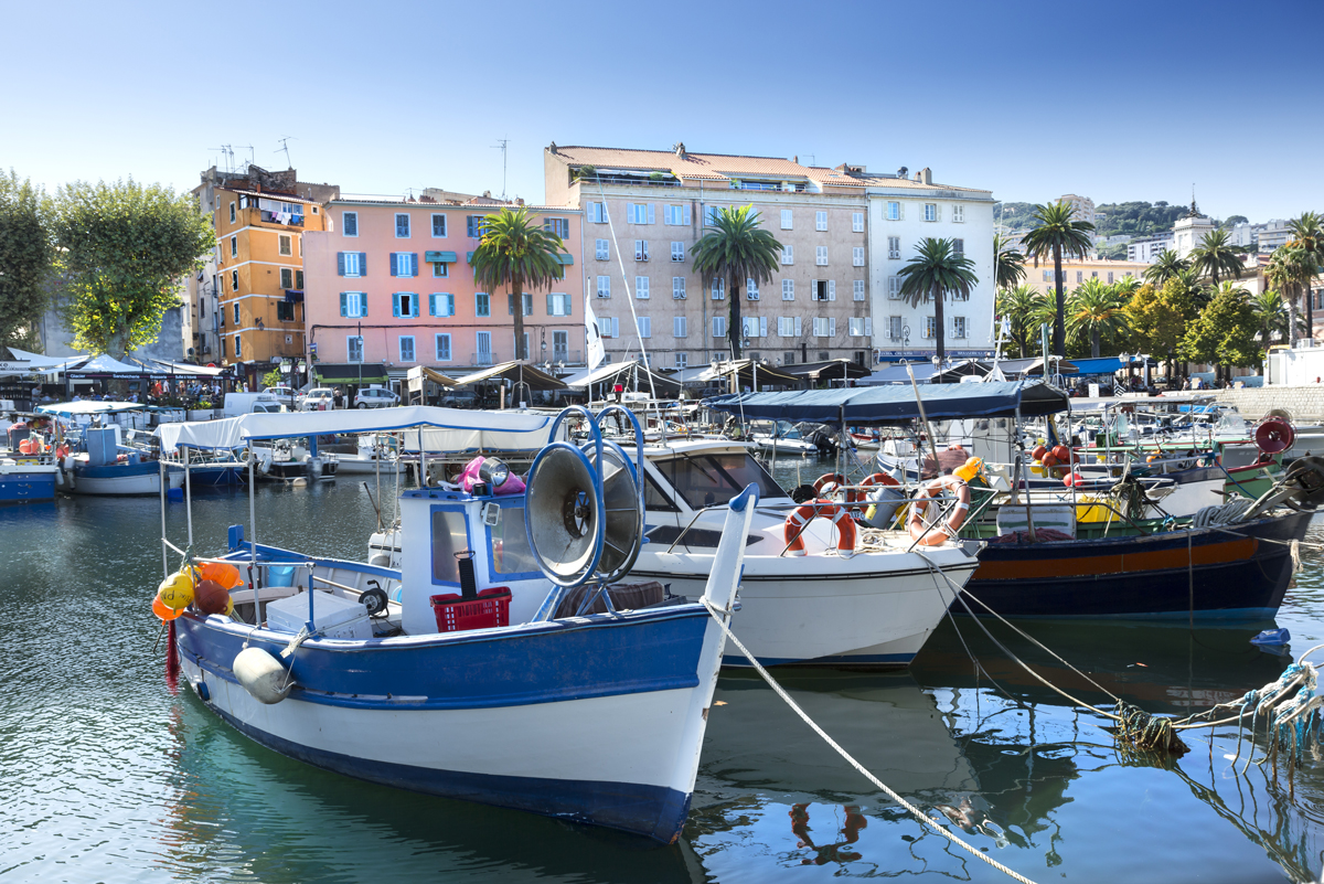 La tarif résident est réservé aux résidents corses pour leurs traversées Corse-Marseille