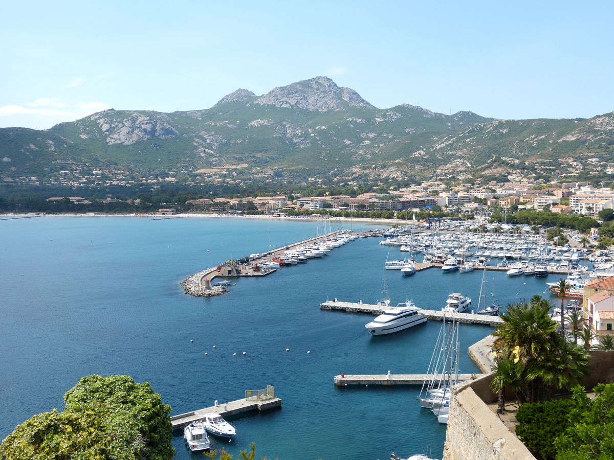 Calvi en Corse, au mois de juin