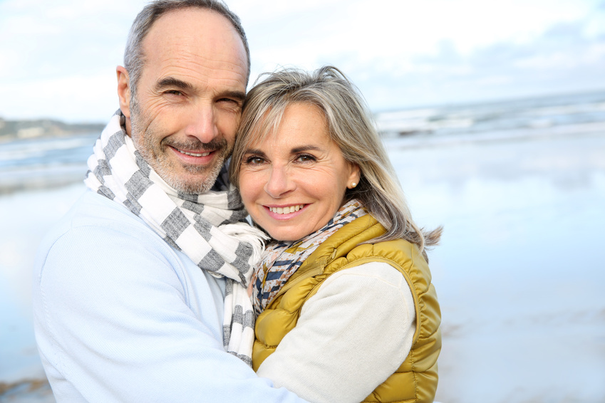 Couple qui profite du tarif senior pour partir en Corse