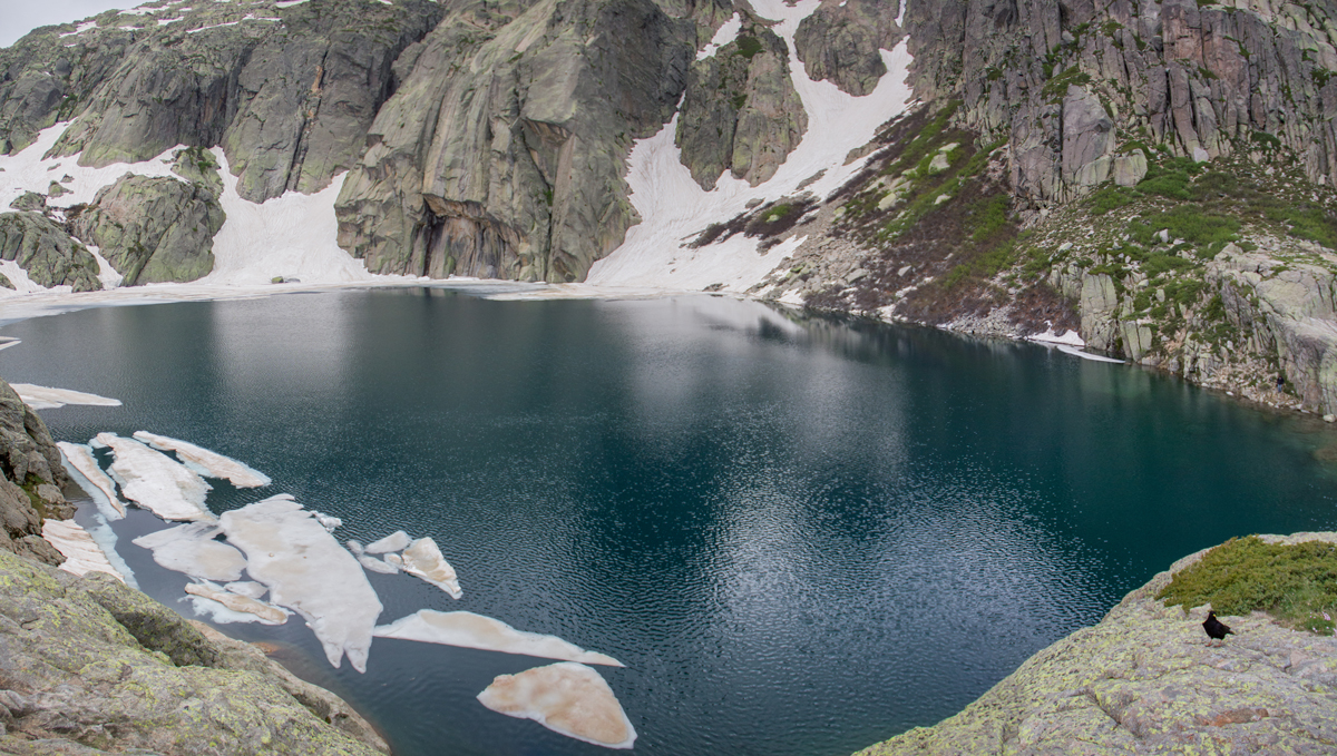 Morceaux de glace sur le Lac de Capitello, en janvier en Corse