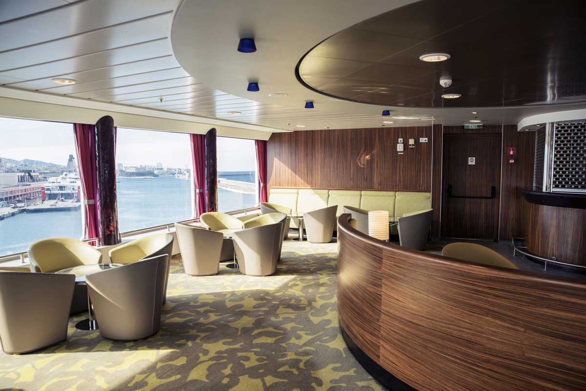 Le salon du Piana qui dessert le port d'Ajaccio
