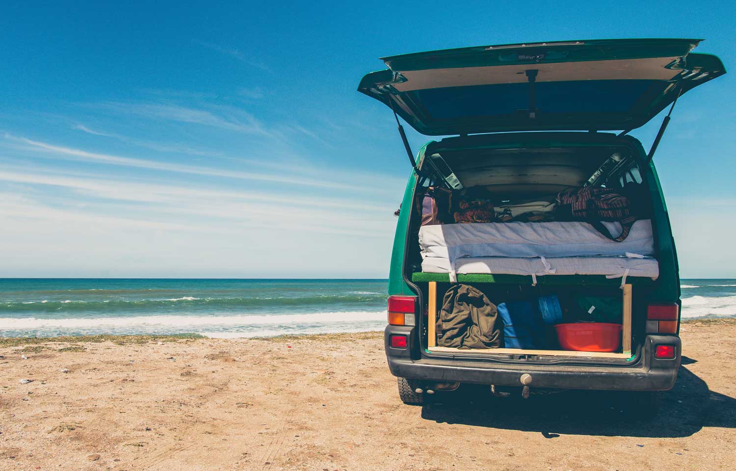 Van aménagé sur une plage marocaine proche d'Agadir