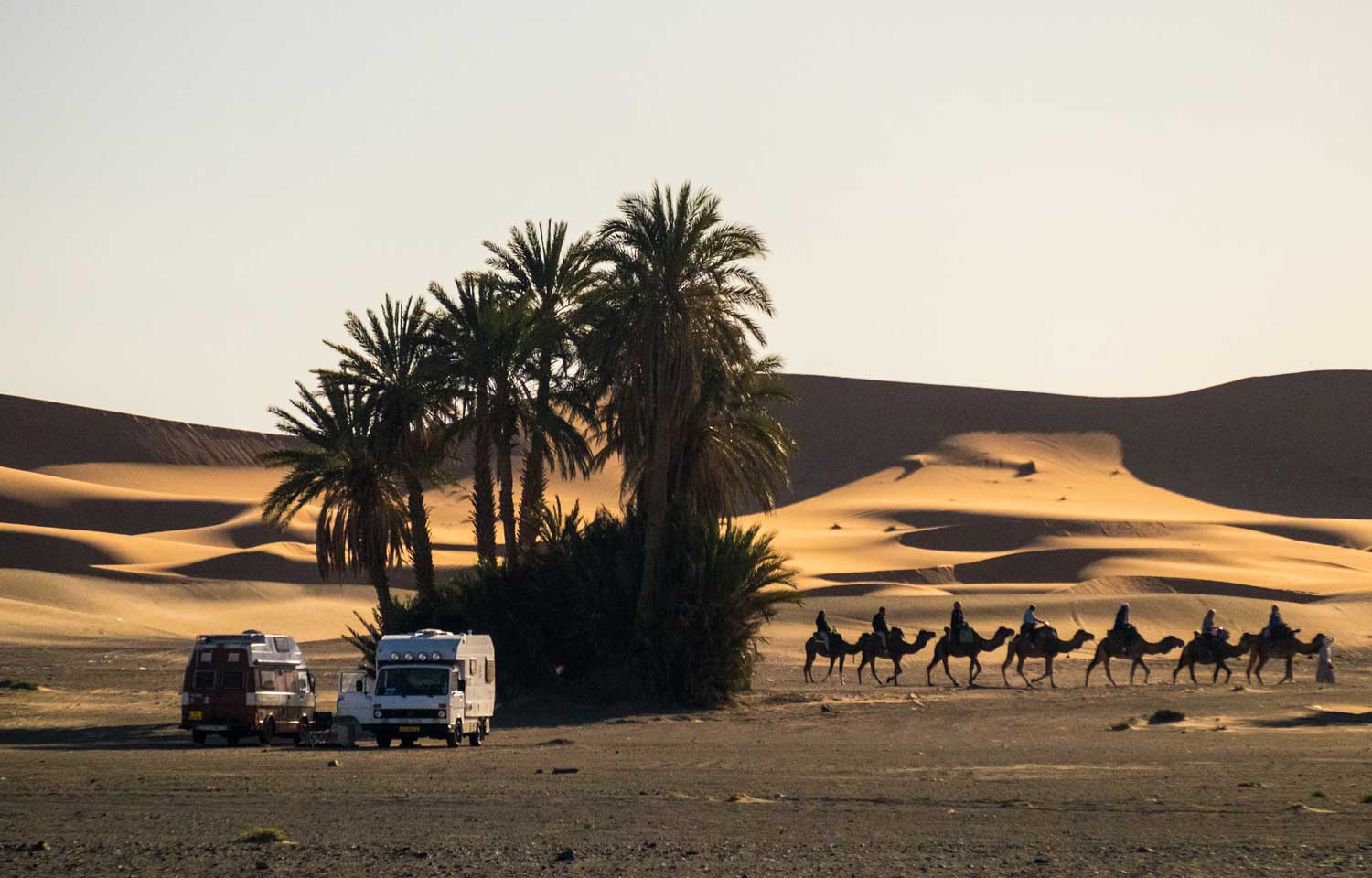 Camping-car au pied des dunes de l'Erg Chebbi dans le Sahara