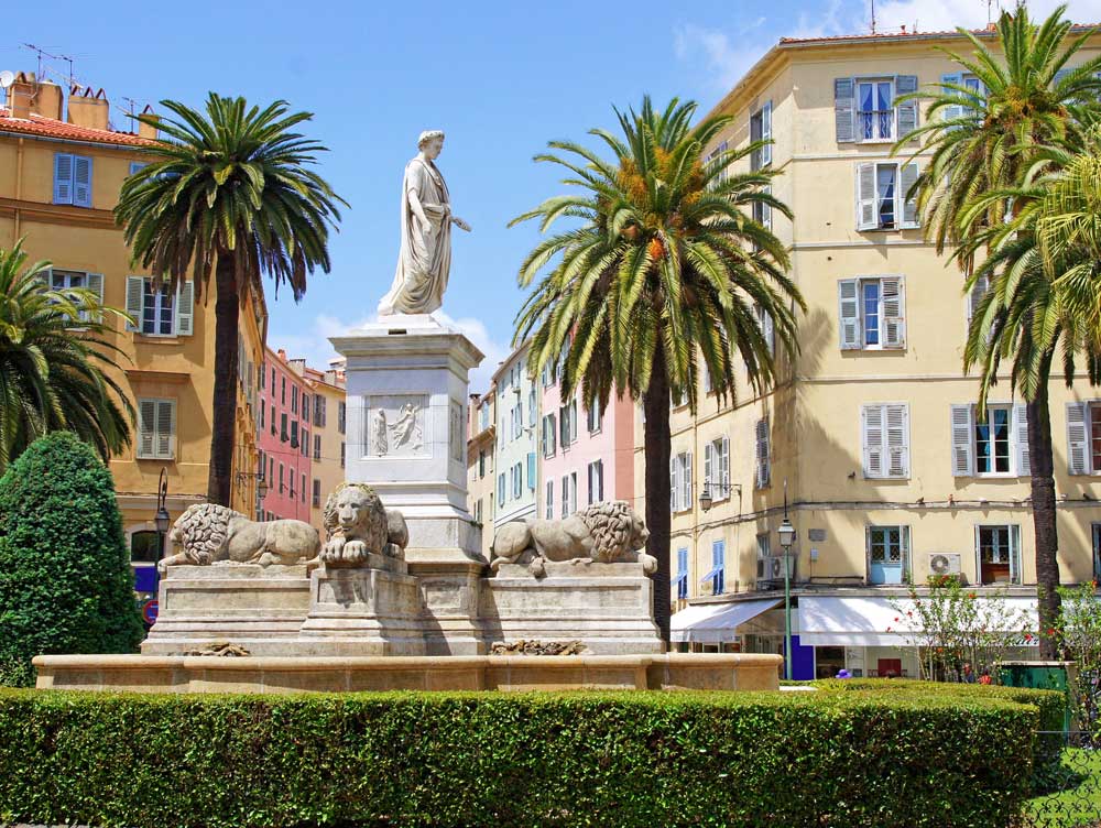 Statue de Napoléon Bonaparte sur le Place Foch à Ajaccio