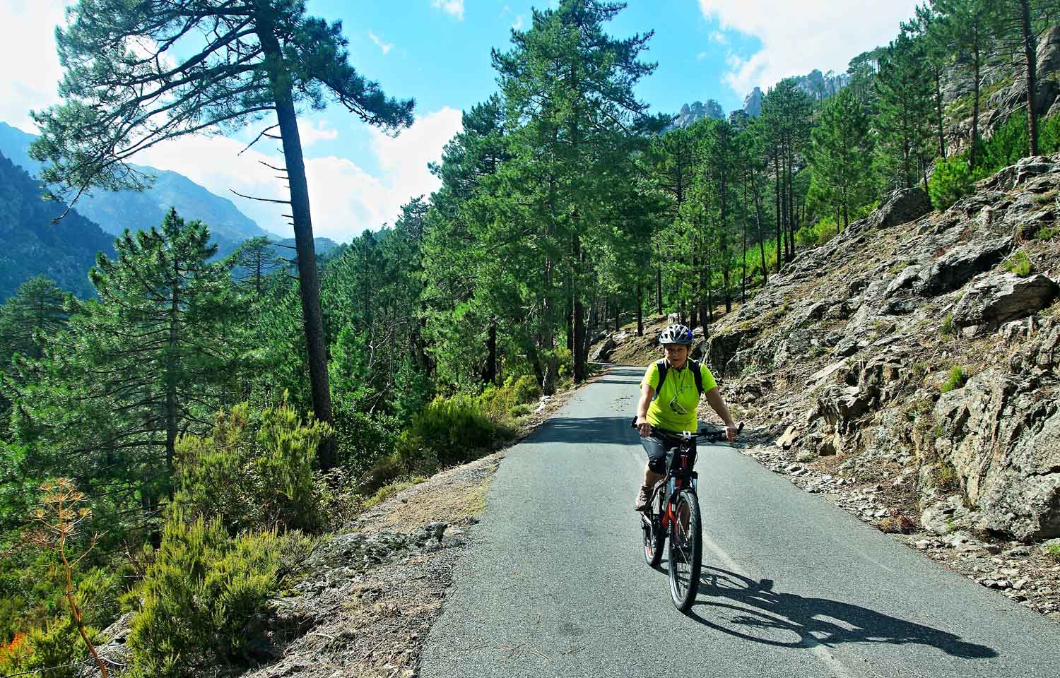 Cycliste sur la route de la Restonica
