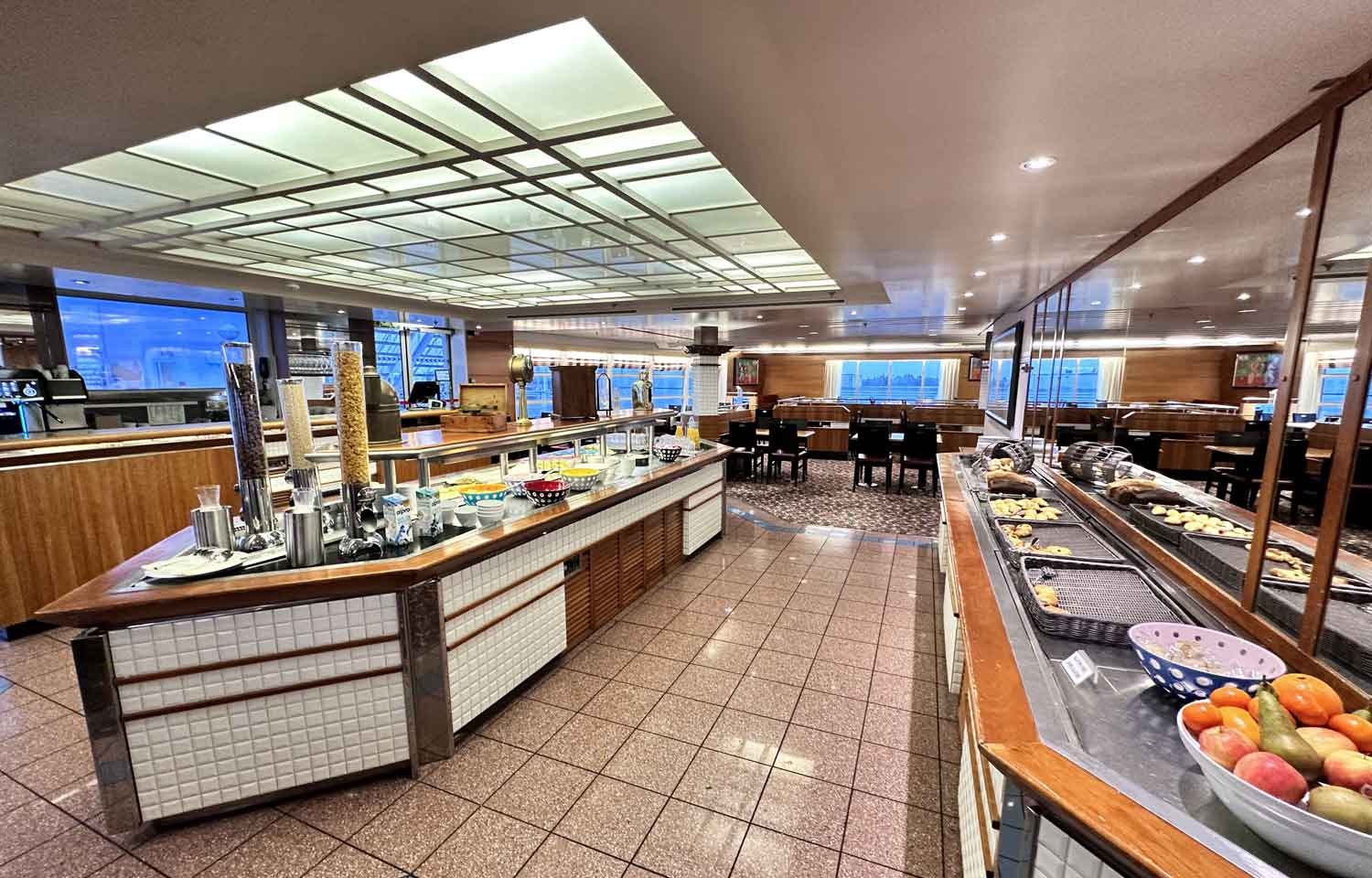 Buffets du restaurant self-service