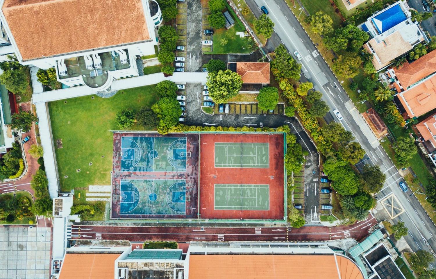 un terrain de tennis