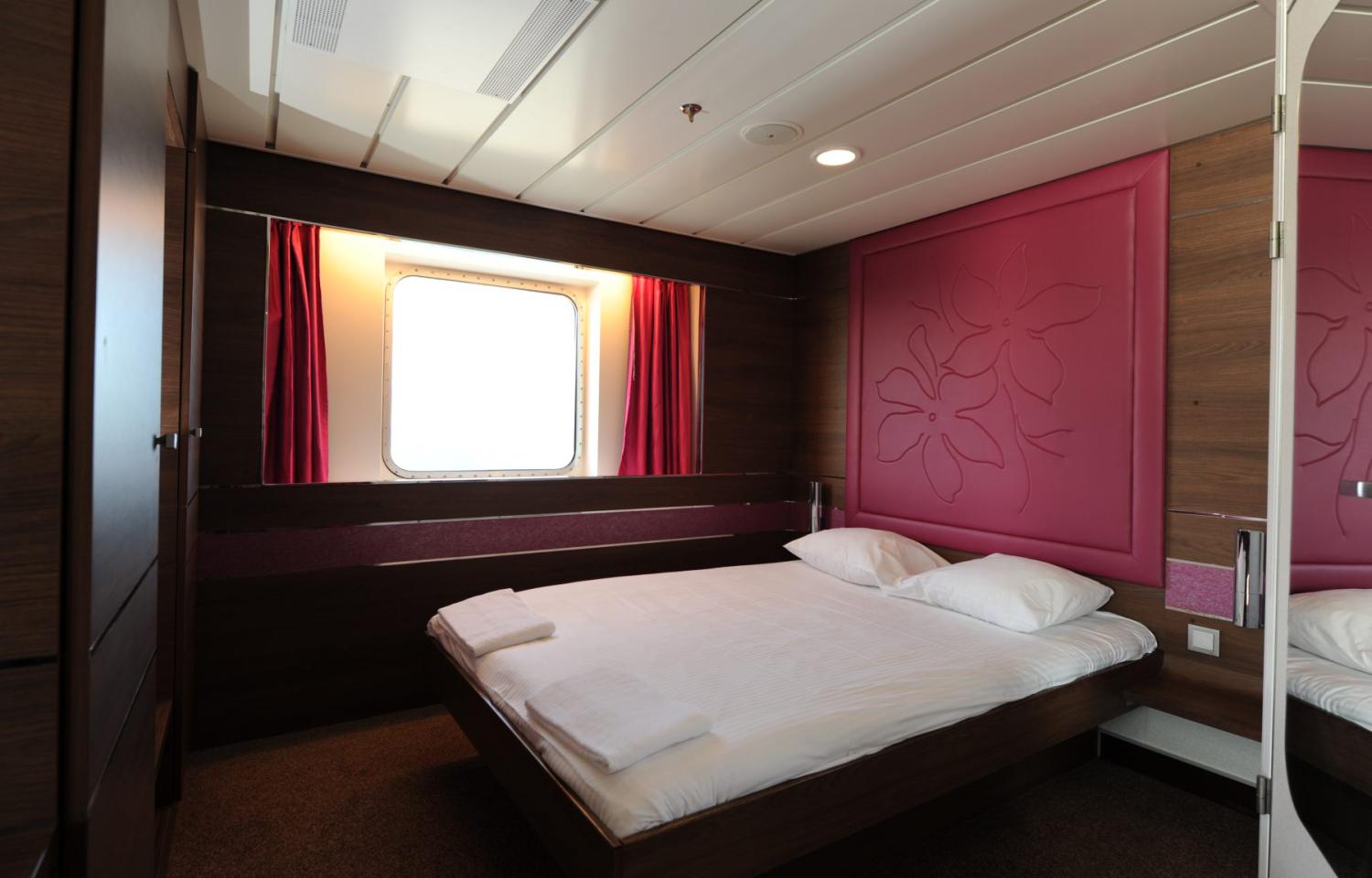 cabine-mauve-piana-grand-lit-hublot