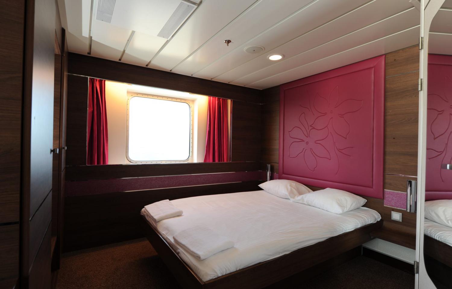 cabine-mauve-piana-grand-lit-hublot