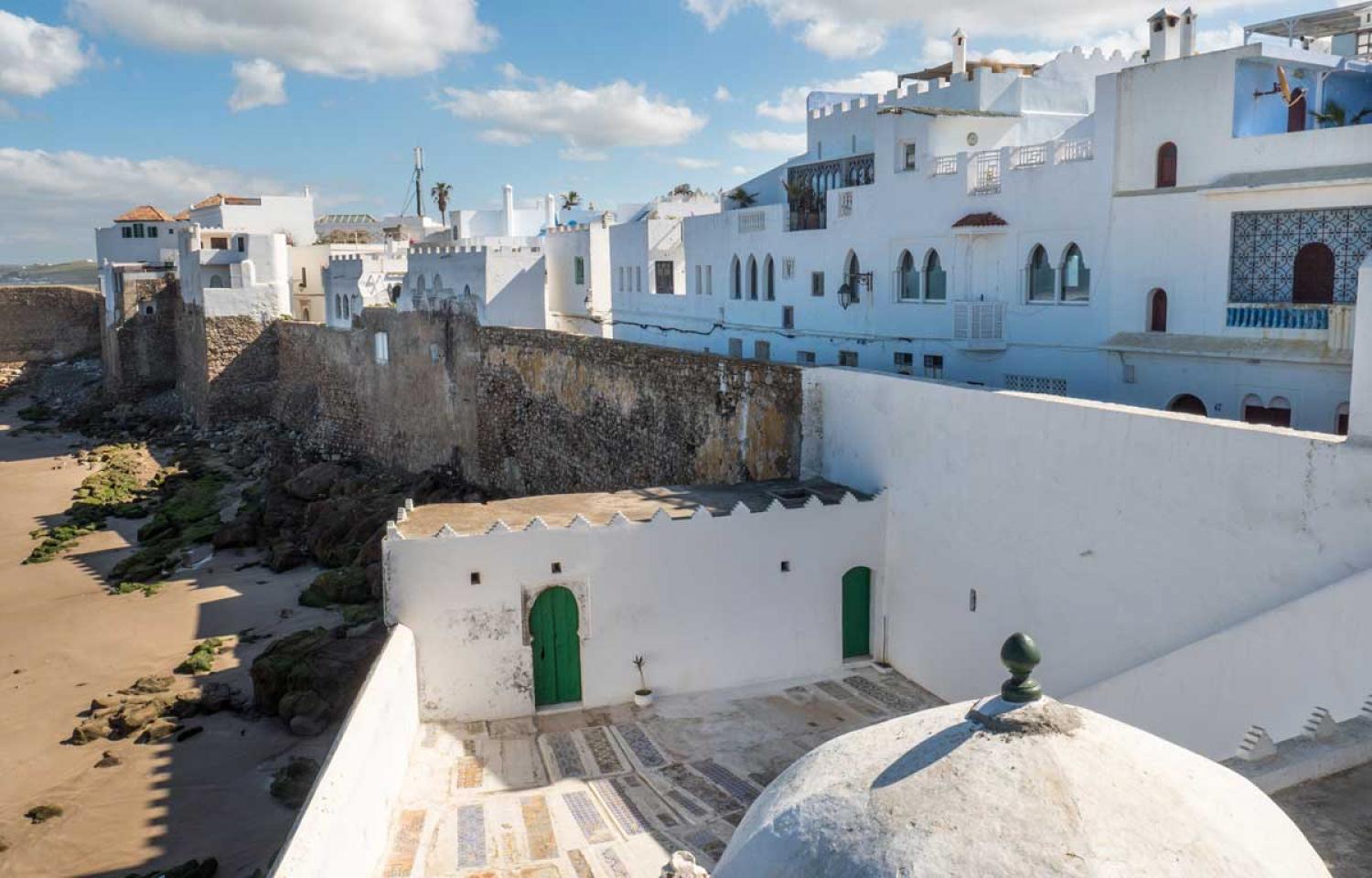 Sous les remparts de la station balnéaire d'Asilah au Maroc