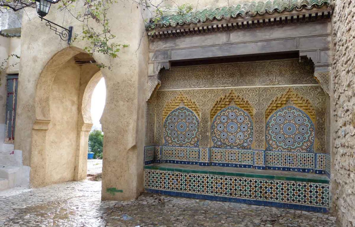 Maroc, Tanger, Bab el-Assa, une porte d'accès à la Kasbah avec décoration en mosaïque.