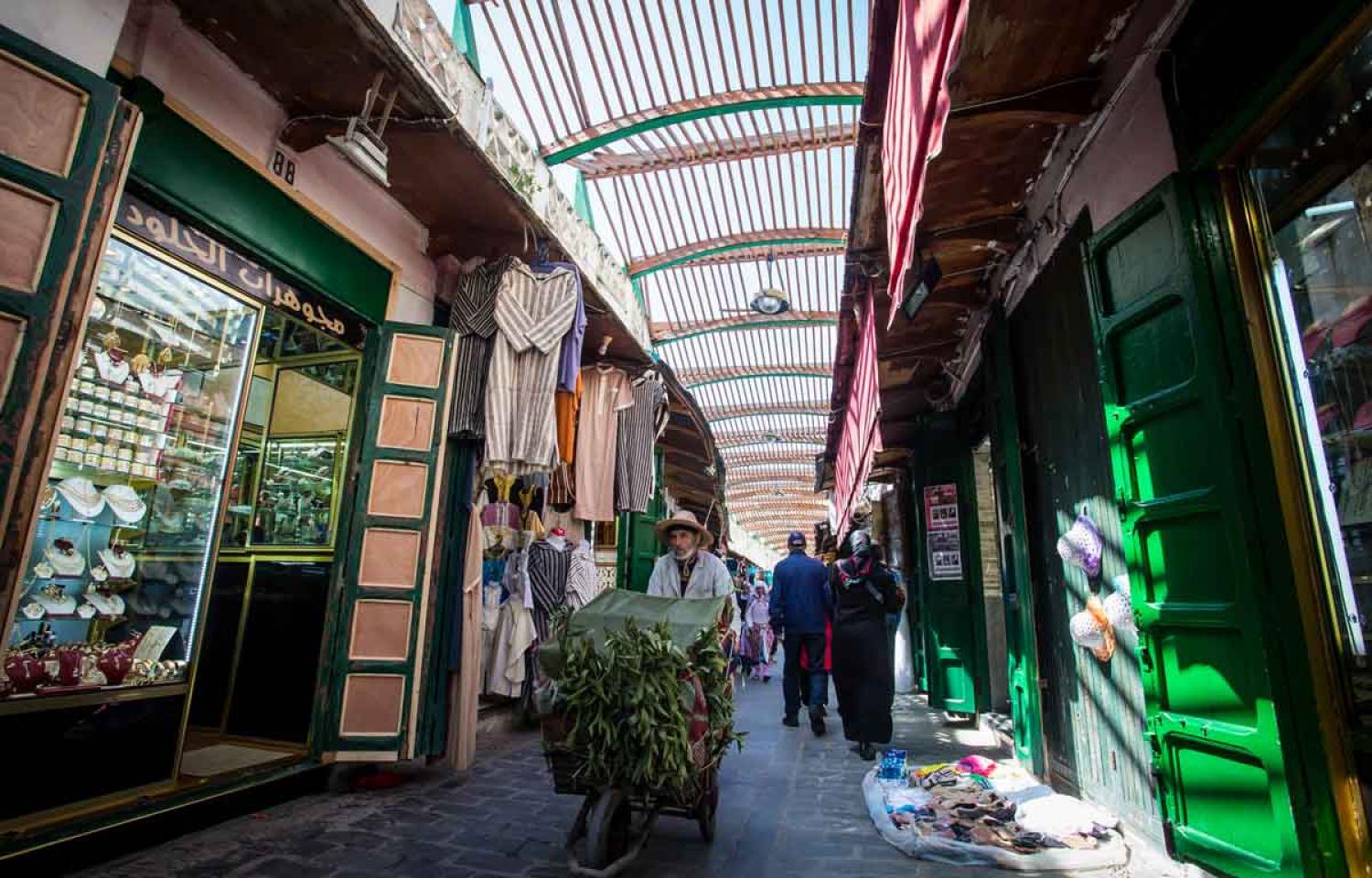 Une rue du Grand Souk de Tanger au Maroc
