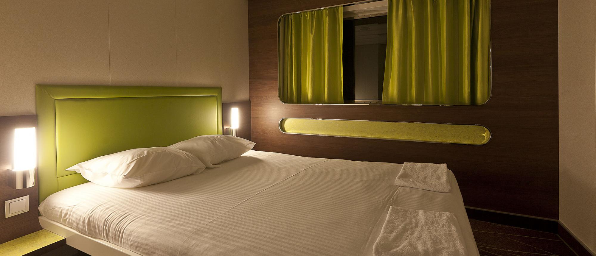 Une chambre du Piana avec un grand lit double et vue mer