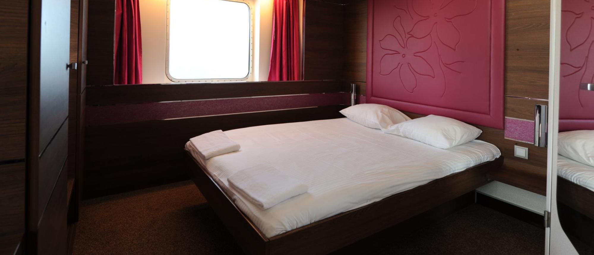 cabine-mauve-piana-grand-lit-hublot