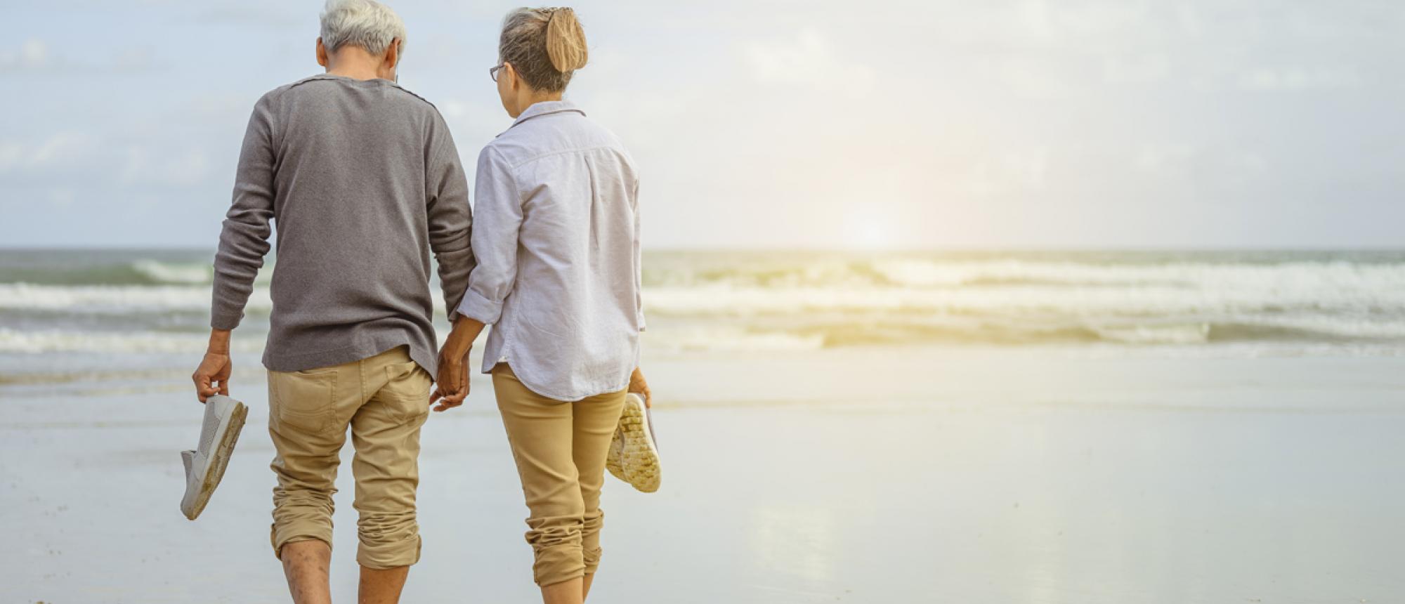 couple-seniors-sur-la-plage