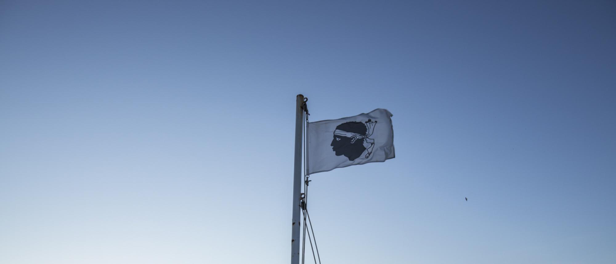 Le drapeau corse, symbole de l'Île de Beauté