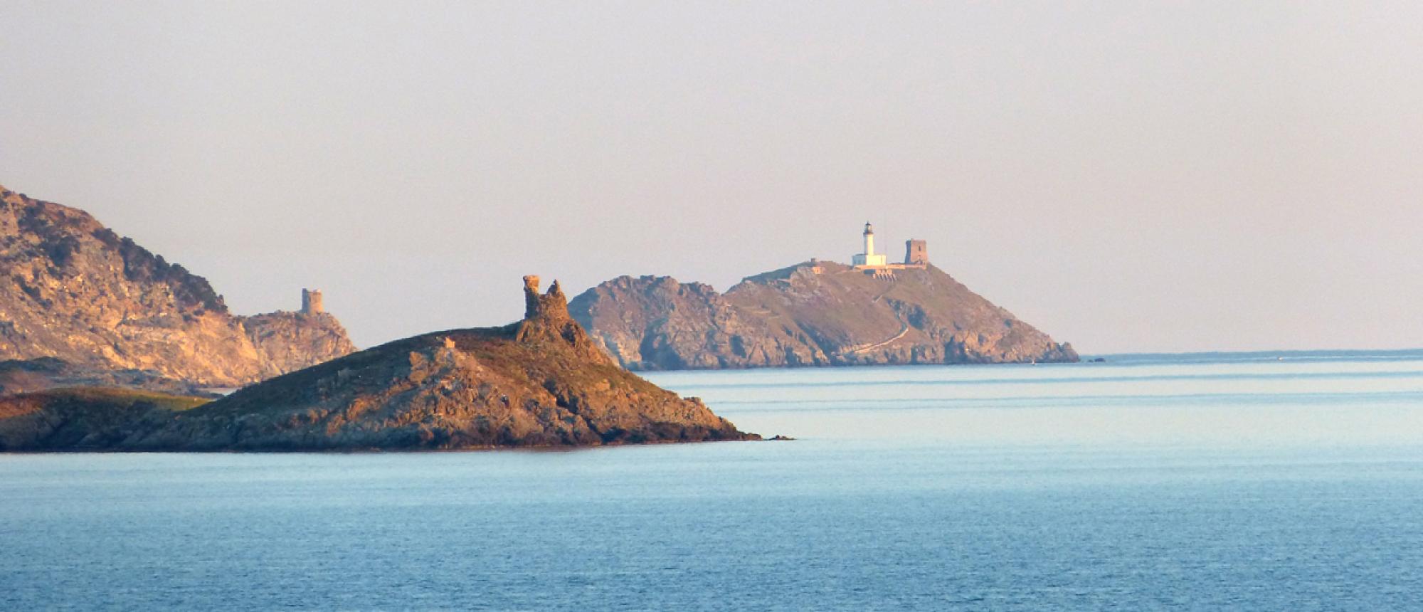 Les îles Finocchiarola vues depuis le ferry vers la Corse