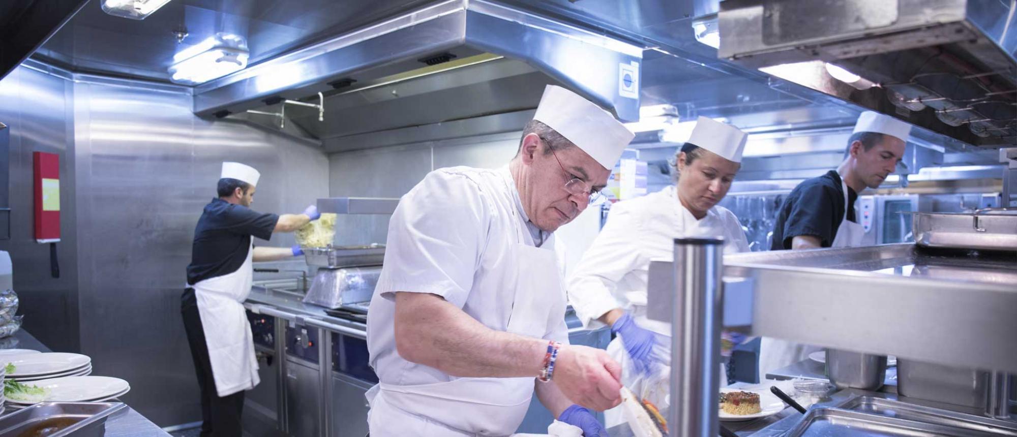 Le chef et sa brigade dans les cuisines du Girolata de La Méridionale