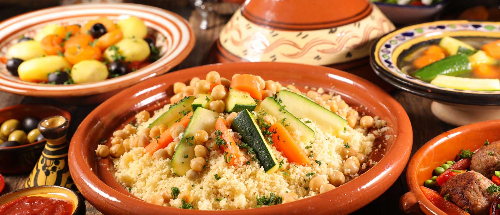 Tajines marocains traditionnels aux fruits secs et épices