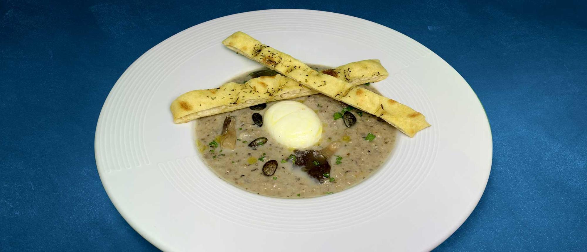 Œuf poché et sa mouillette, crème forestière et poêlée de pleurotes persillés