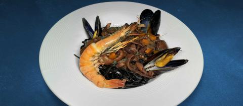 Poêlée de seiches, encornets et moules à l’ajaccienne, gambas snackée et tagliolini à l’encre de seiche