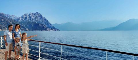 famille qui regarde la côte corse sur le pont du navire 