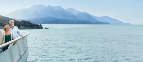 seniors sur le pont bateau pour aller en corse