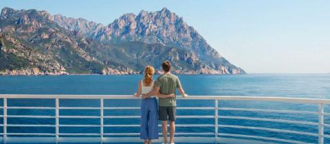 Couple sur le pont du navire