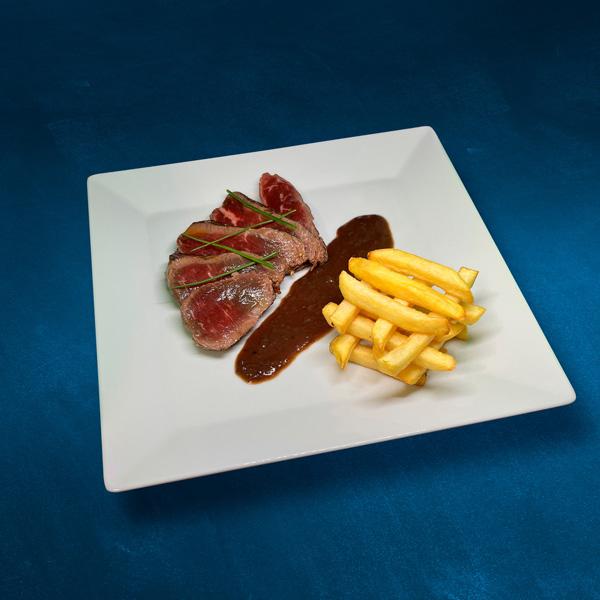 Pièce de bœuf, suggestion de la Maison Martinetti & Fils (artisan boucher Ajaccio), sauce marchand de vin et frites