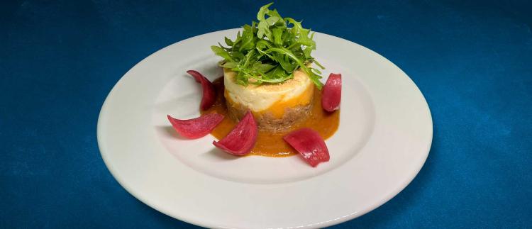 Parmentier de pomme de terre et potiron au veau "tigre" bio de Jacques Abbatucci (Propriano) confit à la liqueur de myrte, salade à l’ail et pickles d’oignons rouges