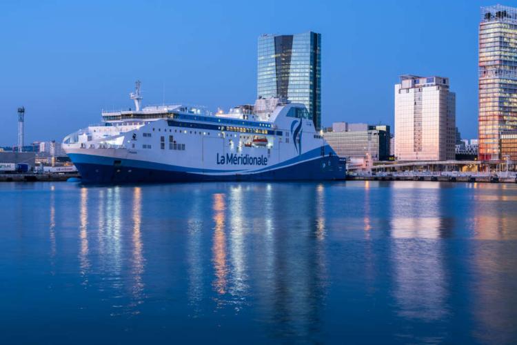 Le Piana devant le siège de CMA CGM