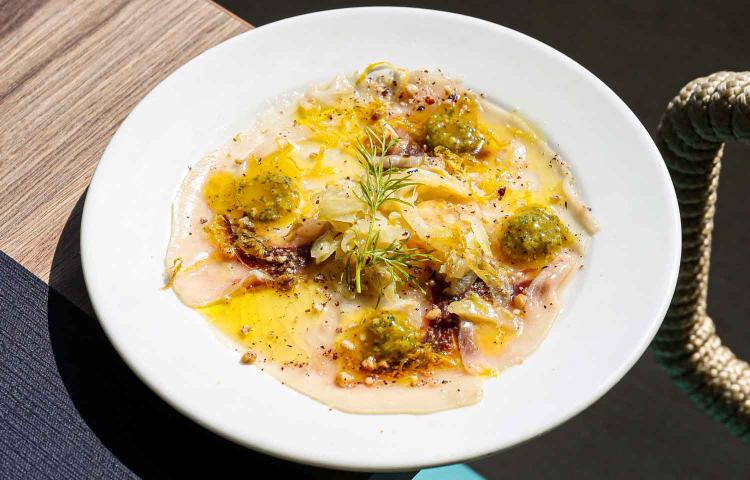 Carpaccio d’espadon, salsa verde au coulis d’agrumes corses et salinu