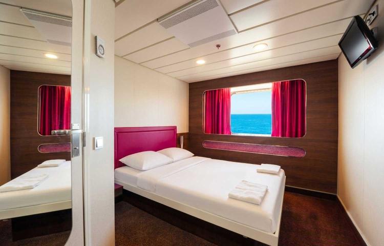 Chambre grand lit double avec vue mer à bord du Piana