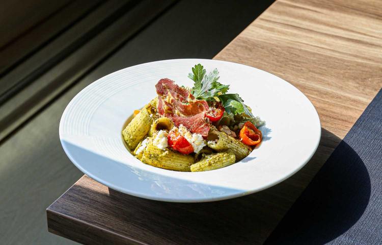 Rigatoni au pesto de noisettes, tomates cerises confites, panzetta séchée, brocciu et citron