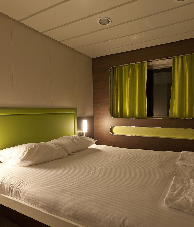 Une chambre du Piana avec un grand lit double et vue mer