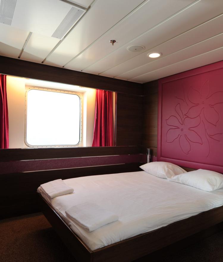 cabine-mauve-piana-grand-lit-hublot