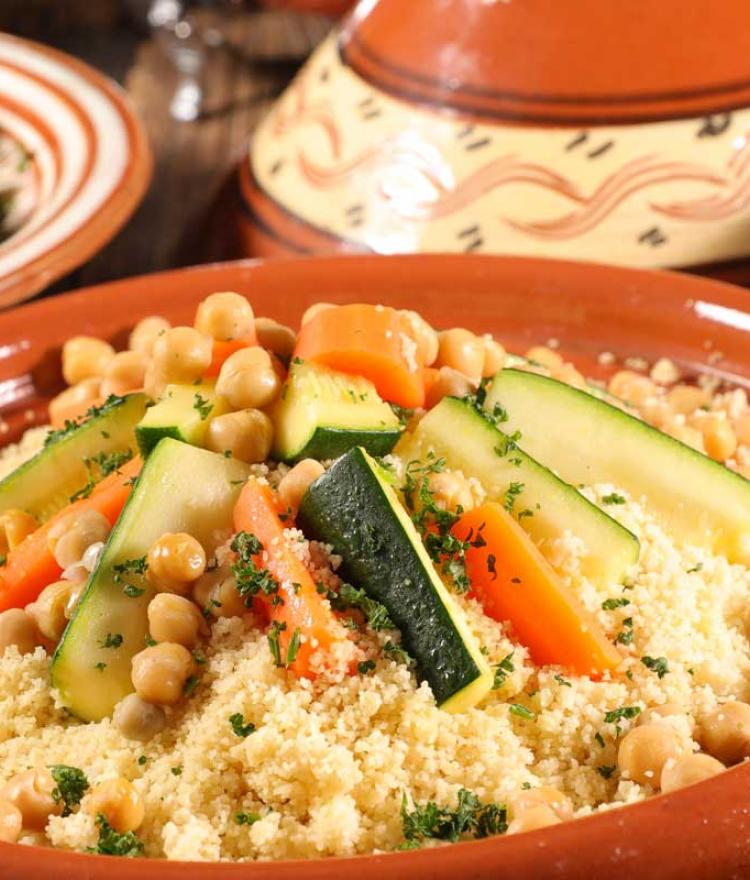 Tajines marocains traditionnels aux fruits secs et épices