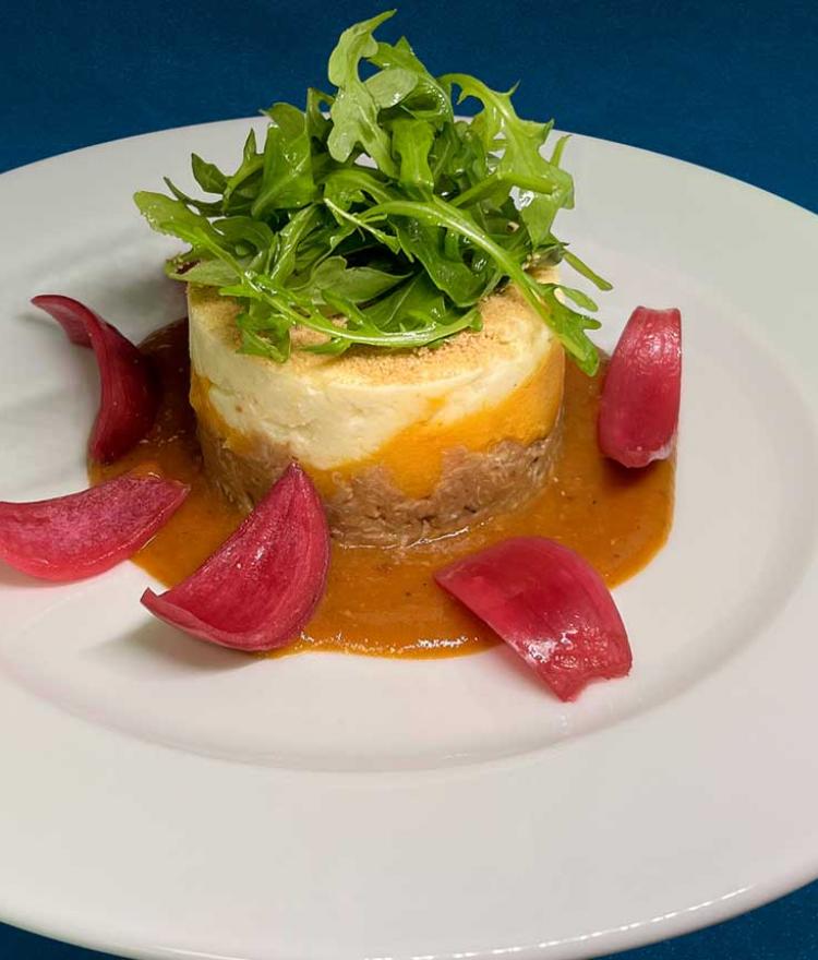 Parmentier de pomme de terre et potiron au veau "tigre" bio de Jacques Abbatucci (Propriano) confit à la liqueur de myrte, salade à l’ail et pickles d’oignons rouges