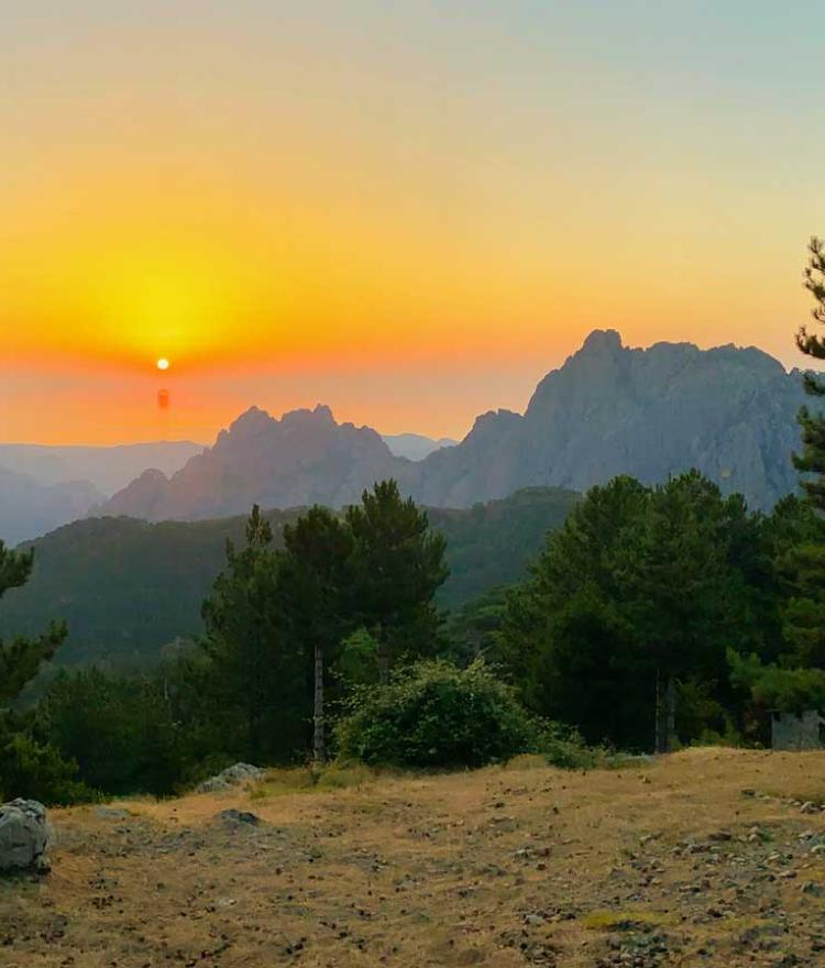Lever du soleil à Bavella en hiver