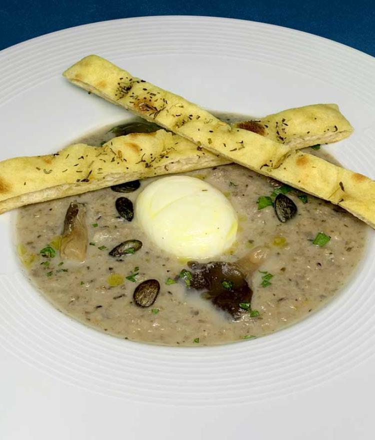 Œuf poché et sa mouillette, crème forestière et poêlée de pleurotes persillés