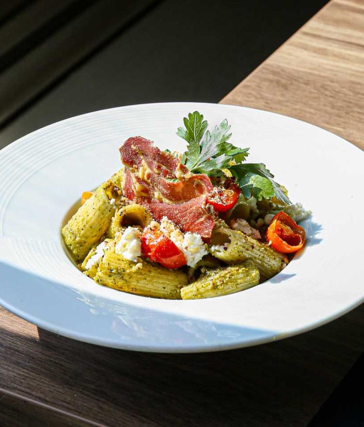Rigatoni au pesto de noisettes, tomates cerises confites, panzetta séchée, brocciu et citron