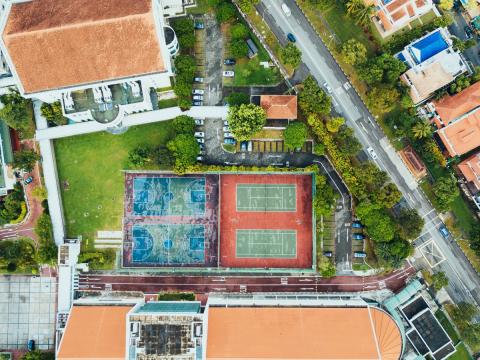 un terrain de tennis