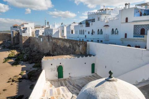Sous les remparts de la station balnéaire d'Asilah au Maroc