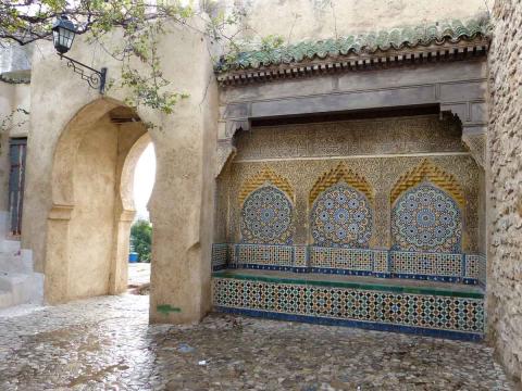 Maroc, Tanger, Bab el-Assa, une porte d'accès à la Kasbah avec décoration en mosaïque.