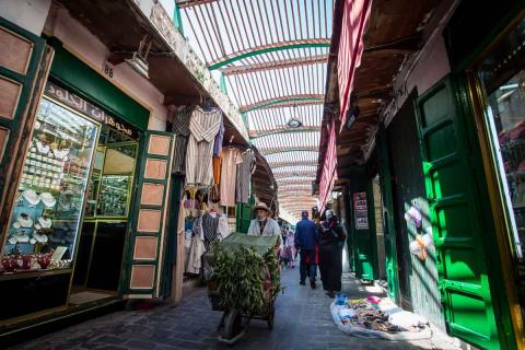 Une rue du Grand Souk de Tanger au Maroc